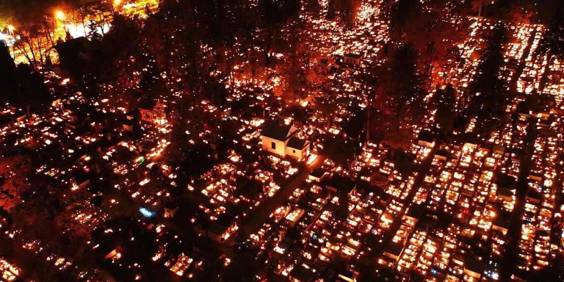 01.11.2023. Kielce. Cmentarze przy ulicy Ściegiennego widziane z drona. / Fot. Jarosław Kubalski - Radio Kielce