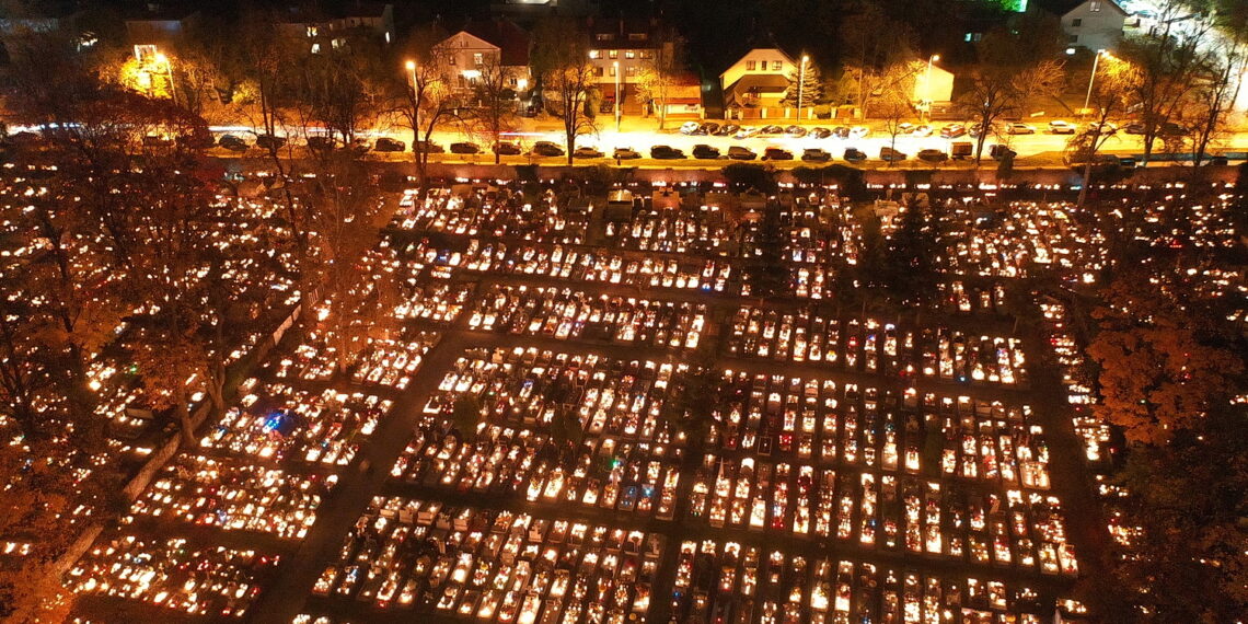 01.11.2023. Kielce. Cmentarze przy ulicy Ściegiennego widziane z drona. / Fot. Jarosław Kubalski - Radio Kielce