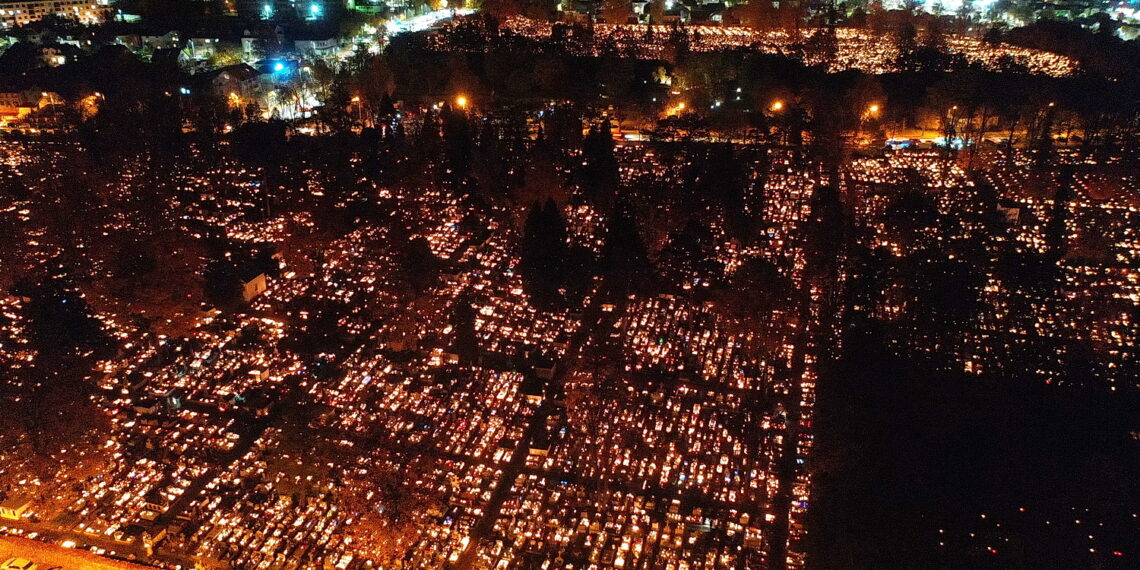 01.11.2023. Kielce. Cmentarze przy ulicy Ściegiennego widziane z drona. / Fot. Jarosław Kubalski - Radio Kielce