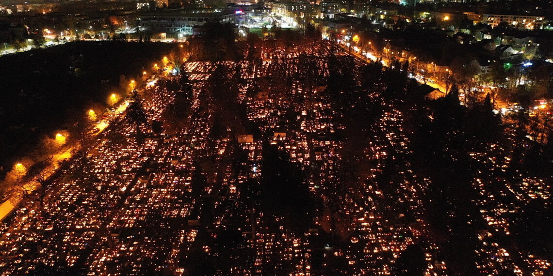 01.11.2023. Kielce. Cmentarze przy ulicy Ściegiennego widziane z drona. / Fot. Jarosław Kubalski - Radio Kielce