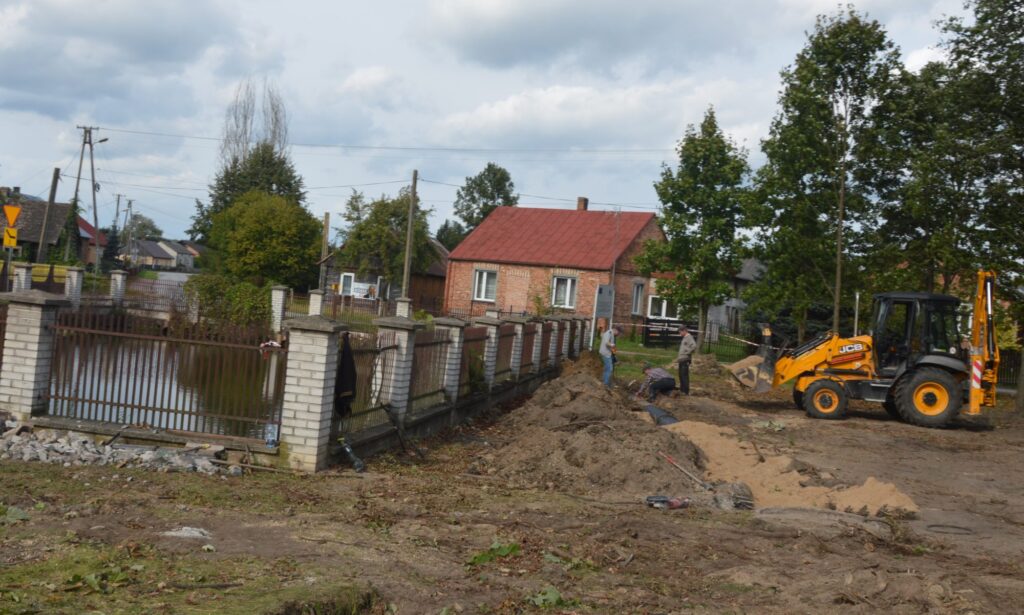 W odnowionym stawie będą pływać złote rybki i karpie - Radio Kielce