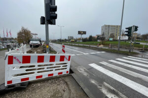 20.11.2023. Kielce. Prace na skrzyżowaniu w okolicy centrum handlowego przy ul. Radomskiej / Fot. Wiktor Taszłow - Radio Kielce