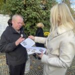 Puszki pełne banknotów. Sandomierska kwesta cieszy się dużym powodzeniem - Radio Kielce 01.11.2023. Sandomierz. Kwesta na rzecz renowacji zabytkowych nagrobków. / Fot. Grażyna Szlęzak - Radio Kielce