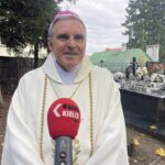 01.11.2023. Sandomierz. Msza święta na cmentarzu katedralnym. Na zdjęciu: biskup sandomierski Krzysztof Nitkiewicz. / Fot. Grażyna Szlęzak - Radio Kielce