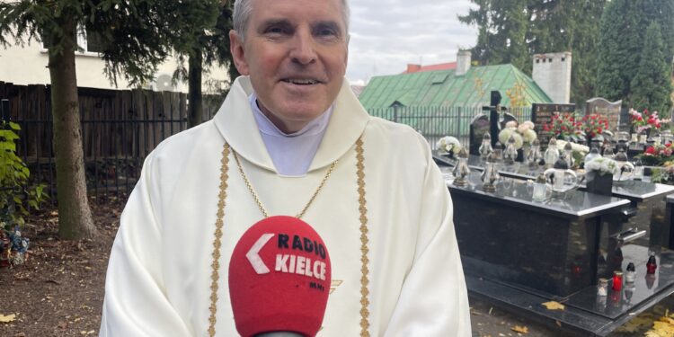 01.11.2023. Sandomierz. Msza święta na cmentarzu katedralnym. Na zdjęciu: biskup sandomierski Krzysztof Nitkiewicz. / Fot. Grażyna Szlęzak - Radio Kielce