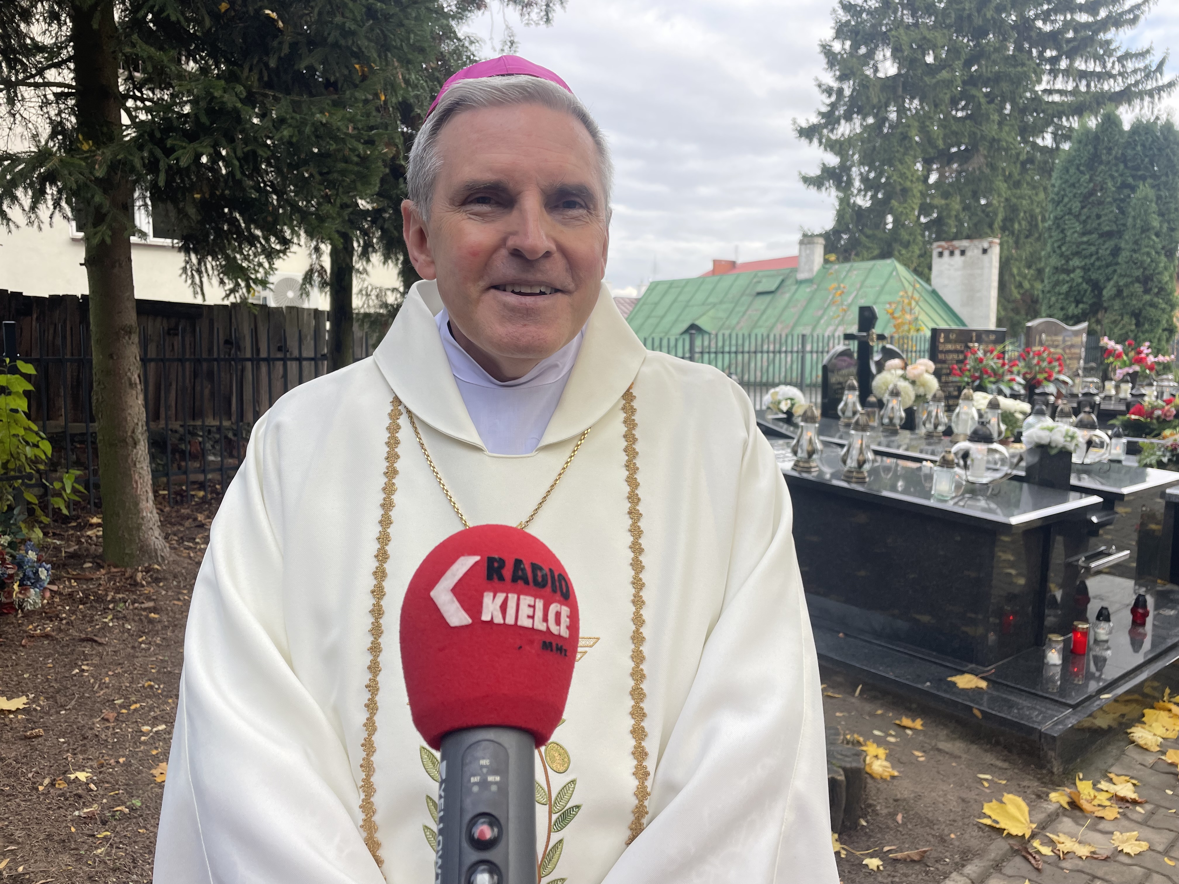 Ten dzień przypomina nam, iż obok tego życia jest też życie wieczne – mówił na cmentarzu biskup sandomierski