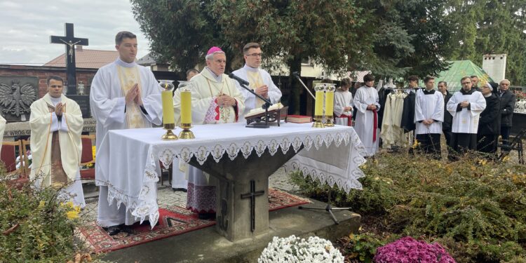 Ten dzień przypomina nam, że obok tego życia jest też życie wieczne - mówił na cmentarzu biskup sandomierski