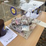 Puszki pełne banknotów. Sandomierska kwesta cieszy się dużym powodzeniem - Radio Kielce 01.11.2023. Sandomierz. Kwesta na rzecz renowacji zabytkowych nagrobków. / Fot. Grażyna Szlęzak - Radio Kielce