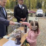 Puszki pełne banknotów. Sandomierska kwesta cieszy się dużym powodzeniem - Radio Kielce 01.11.2023. Sandomierz. Kwesta na rzecz renowacji zabytkowych nagrobków. / Fot. Grażyna Szlęzak - Radio Kielce