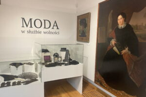 08.11.2023. Sandomierz, Muzeum Zamkowe. Wystawa pt. „Moda w służbie wolności". / Fot. Grażyna Szlęzak - Radio Kielce