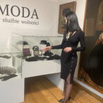 08.11.2023. Sandomierz, Muzeum Zamkowe. Wystawa pt. „Moda w służbie wolności". Na zdjęciu Kinga Kędziora - wicedyrektor Muzeum Zamkowego. / Fot. Grażyna Szlęzak - Radio Kielce