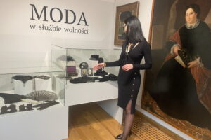 08.11.2023. Sandomierz, Muzeum Zamkowe. Wystawa pt. „Moda w służbie wolności". Na zdjęciu Kinga Kędziora - wicedyrektor Muzeum Zamkowego. / Fot. Grażyna Szlęzak - Radio Kielce