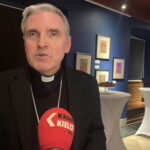 08.11.2023. Sandomierz, Muzeum Zamkowe. Wystawa pt. „Moda w służbie wolności". Na zdjęciu biskup diecezji sandomierskiej Krzysztof Nitkiewicz. / Fot. Grażyna Szlęzak - Radio Kielce