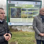 24.11.2023. Sandomierz, Góry Pieprzowe. Na zdjęciu (od lewej): Marek Strugała - prezes Wspólnoty Gruntowej Gór Pieprzowych Kamień Plebański w Sandomierzu, Grzegorz Socha - wiceprezes Wojewódzkiego Funduszu Ochrony Środowiska w Kielcach. / Fot. Grażyna Szlęzak - Radio Kielce