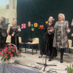 Dialog pokoleń. Seniorzy zaprezentowali swoje talenty - Radio Kielce 26.11.2023. Dwikozy. Gminny Dzień Seniora. Na zdjęciu Teatr Bez Metryki działający przy Tarnobrzeskim Domu Kultury (od lewej): Sylwester Łysiak, Edward Marcinkowski, Janusz Pierański, Krystyna Szlęzak, Alicja Ibel, Wiesława Bokwa, Janina Bańka. / Fot. Grażyna Szlęzak - Radio Kielce