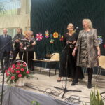 Dialog pokoleń. Seniorzy zaprezentowali swoje talenty - Radio Kielce 26.11.2023. Dwikozy. Gminny Dzień Seniora. Na zdjęciu Teatr Bez Metryki działający przy Tarnobrzeskim Domu Kultury (od lewej): Sylwester Łysiak, Edward Marcinkowski, Janusz Pierański, Krystyna Szlęzak, Alicja Ibel, Wiesława Bokwa, Janina Bańka. / Fot. Grażyna Szlęzak - Radio Kielce