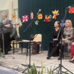 Dialog pokoleń. Seniorzy zaprezentowali swoje talenty - Radio Kielce 26.11.2023. Dwikozy. Gminny Dzień Seniora. Na zdjęciu Teatr Bez Metryki działający przy Tarnobrzeskim Domu Kultury (od lewej): Sylwester Łysiak, Krystyna Szlęzak, Alicja Ibel, Wiesława Bokwa, Janina Bańka. / Fot. Grażyna Szlęzak - Radio Kielce