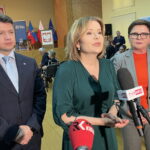 26.11.2023. Włoszczowa. Spotkanie z mieszkańcami. Na zdjęciu (od lewej): poseł Bartłomiej Dorywalski, wiceminister Anna Krupka i europoseł Beata Szydło. / Fot. Michał Kita - Radio Kielce.