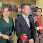 26.11.2023. Włoszczowa. Spotkanie z mieszkańcami. Na zdjęciu (od lewej): wiceminister Anna Krupka, poseł Bartłomiej Dorywalski i europoseł Beata Szydło. / Fot. Michał Kita - Radio Kielce.