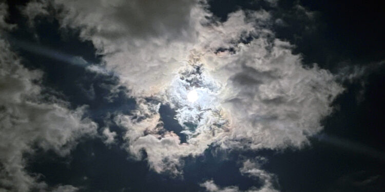 17 stopni, ale także deszcz ze śniegiem