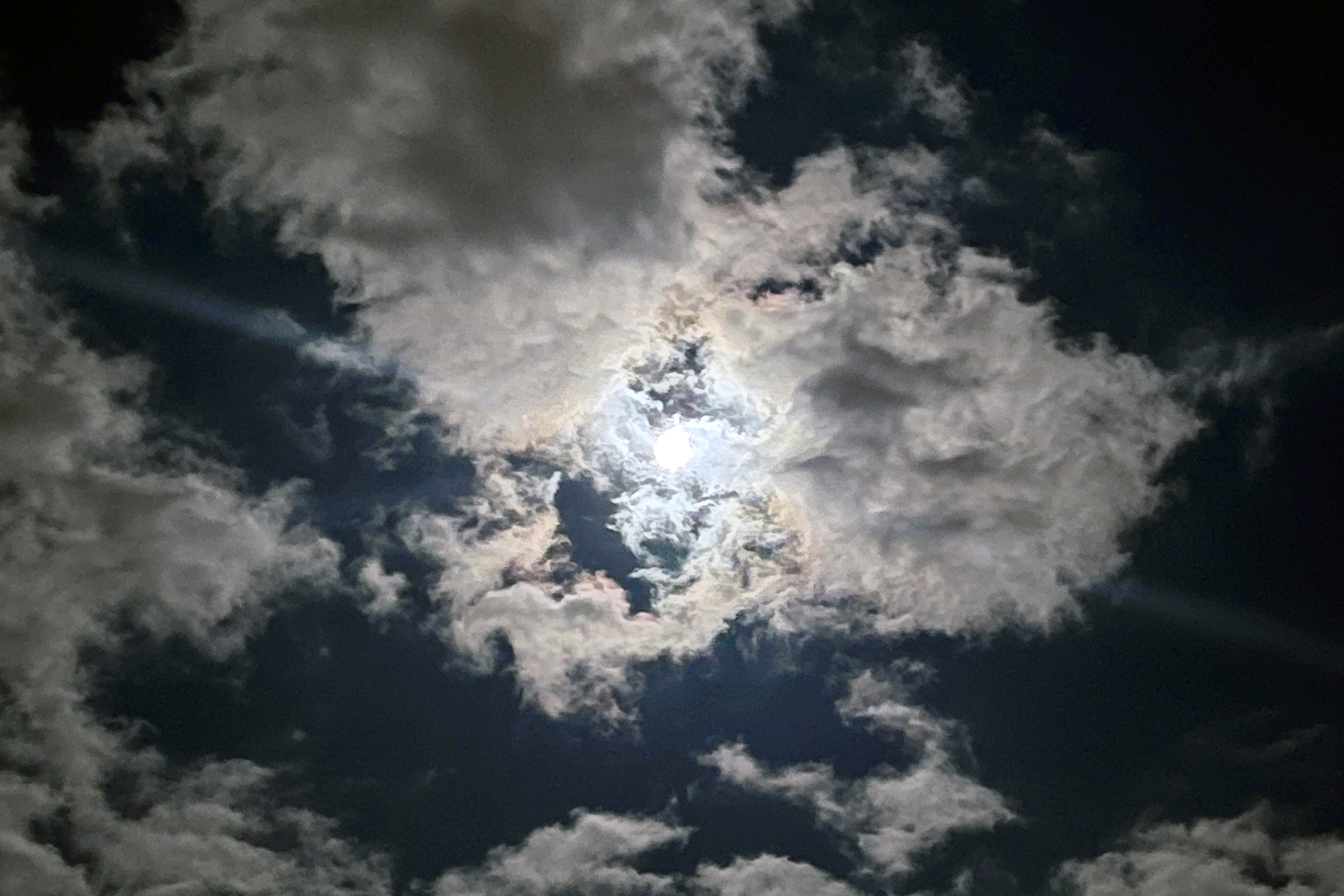 17 stopni, ale także deszcz ze śniegiem