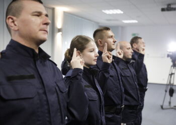 Początkujący policjant może zarobić ponad 6 tysięcy złotych