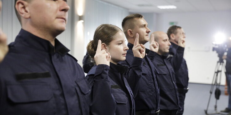 Początkujący policjant może zarobić ponad 6 tysięcy złotych