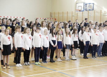 Kieleccy uczniowie zaśpiewali Mazurka Dąbrowskiego