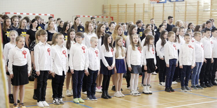 Kieleccy uczniowie zaśpiewali Mazurka Dąbrowskiego