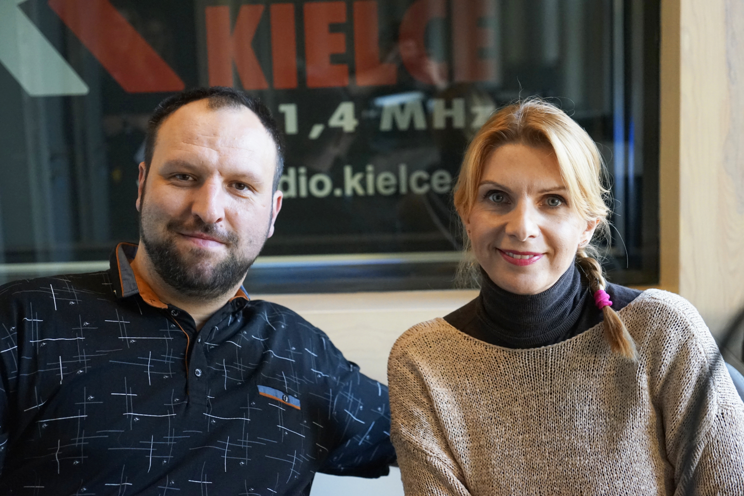 09.11.2023 Kielce. Na zdjęciu (od lewej): Klaudiusz Jania i Magdalena Meisel / Fot. Aleksandra Kwaśniewska - Radio Kielce