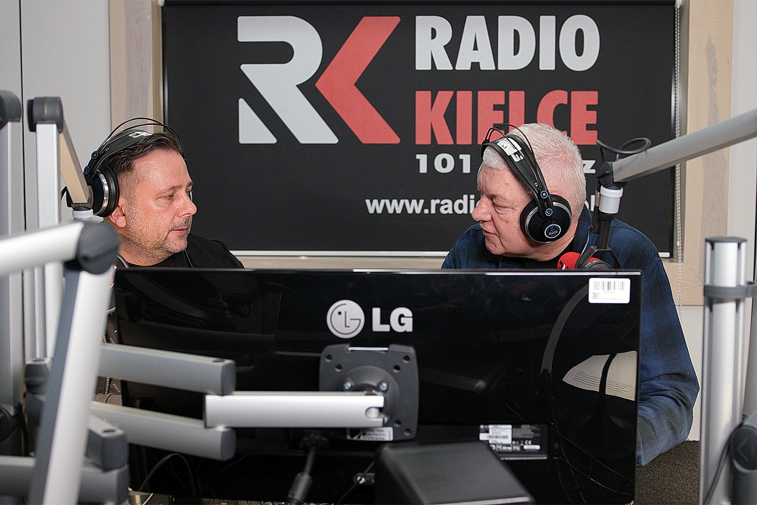 Radio Kielce. Nagrania audiobooków w ramach projektu „Wielka Literatura w cyfrowym świecie”. Na zdjęciu: Robert Szumielewicz (z lewej) i Cezary Jastrzębski / Fot. Radio Kielce