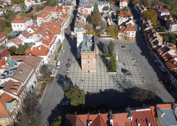 Sandomierz [DRON]. Ratusz, Urząd Miejski w Sandomierzu, starówka, Rynek / Fot. Robert Felczak – Radio Kielce