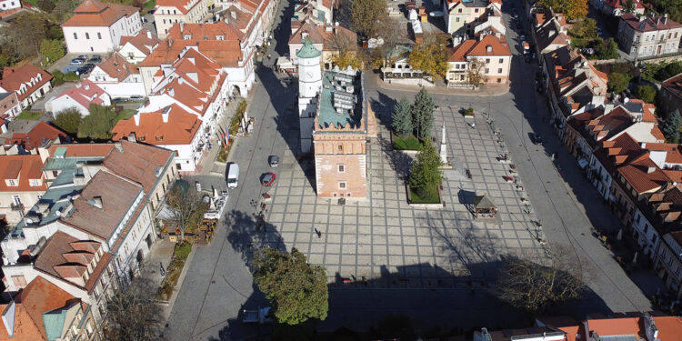 Sandomierz [DRON]. Ratusz, Urząd Miejski w Sandomierzu, starówka, Rynek / Fot. Robert Felczak – Radio Kielce