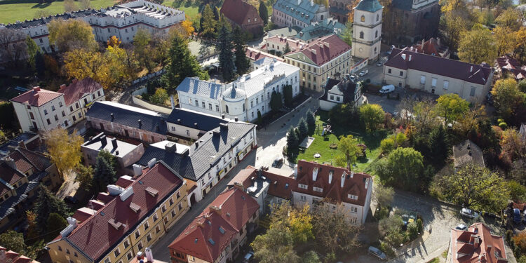 Sandomierz [DRON]. Starówka, Bazylika katedralna pw. Narodzenia Najświętszej Maryi Panny, zabytkowa dzwonnica, Pałac Biskupi / Fot. Robert Felczak – Radio Kielce