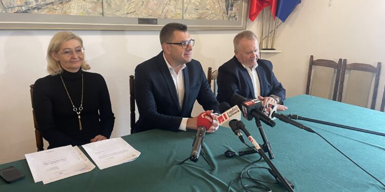 Na zdjęciu (od lewej): Aneta Przyłucka - sekretarz miasta, Marcin Marzec - burmistrz Sandomierza, Janusz Stasiak zastępca burmistrza / Fot. Grażyna Szlęzak – Radio Kielce
