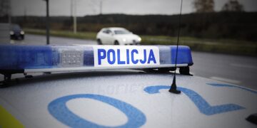 Zderzenie dwóch samochodów osobowych. Jedna osoba zabrana do szpitala