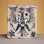 11.11.2023. Sandomierz. Muzeum Diecezjalne. Orzeł piastowski z Biblii. Kafel / Fot. Urszula Stępień - kustosz Muzeum Diecezjalnego w Sandomierzu