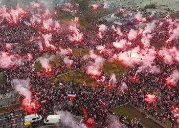 11.11.2023. Warszawa. Uczestnicy Marszu Niepodległości na rondzie Dmowskiego w Warszawie / Fot. PAP/Kalbar