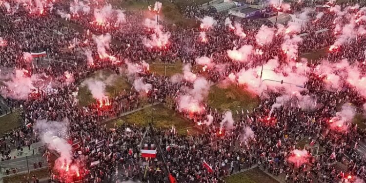 11.11.2023. Warszawa. Uczestnicy Marszu Niepodległości na rondzie Dmowskiego w Warszawie / Fot. PAP/Kalbar