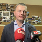 04.11.2023. Chobrzany. Warsztaty kulinarne. Na zdjęciu Adrian Wołos - radny powiatu sandomierskiego. / Fot. Grażyna Szlęzak - Radio Kielce