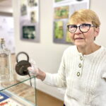 06.12.2023. Kielce. Dzień Darczyńcy w Archiwum Państwowym w Kielcach. Na zdjęciu Elżbieta Woźniczka prezentuje butelkę i kłódkę znalezione na strychu ponad 100-letniego domu. / Fot. Dorota Klusek - Radio Kielce