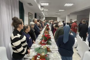Prawie 100 osób wzięło udział w wigilii dla osób samotnych i ubogich - Radio Kielce