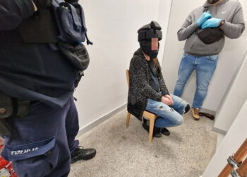 02.12.2023. Wrocław. Niebezpieczny przestępca podejrzany o usiłowanie zabójstwa dwóch wrocławskich policjantów został zatrzymany we Wrocławiu / Fot. PAP/Dolnośląska Policja