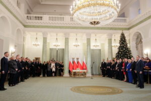 13.12.2023. Warszawa. Prezydent RP Andrzej Duda (z lewej) oraz premier Donald Tusk (z prawej) podczas uroczystości zaprzysiężenia kierowanego przez Donalda Tuska gabinetu w Pałacu Prezydenckim / Fot. Paweł Supernak - PAP