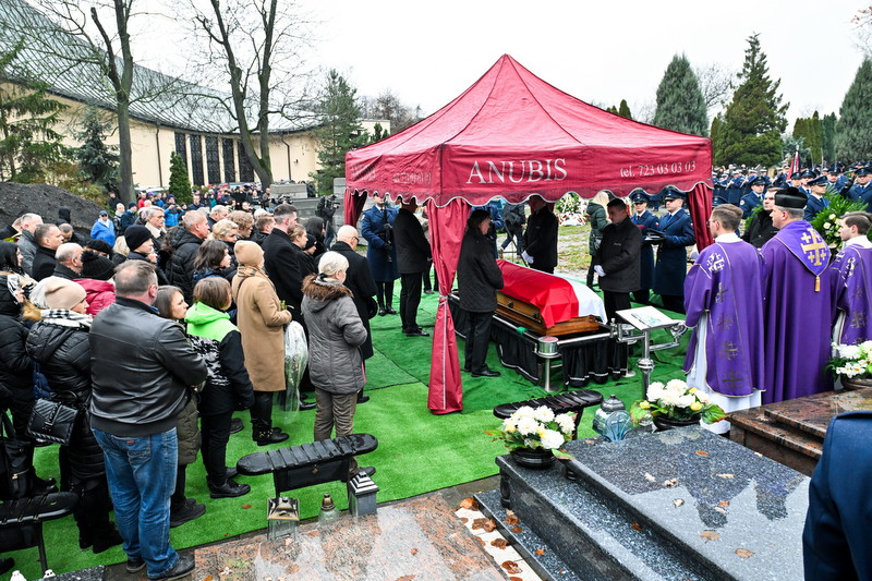 14.12.2023. Wrocław. Uroczystości pogrzebowe asp. szt. Ireneusza Michalaka na cmentarzu parafii pw. Ducha Świętego / Fot. Maciej Kulczyński - PAP