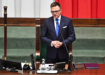 21.12.2023. Warszawa. Marszałek Sejmu Szymon Hołownia na sali obrad Sejmu. Sejm zajmuje się m.in. projektem ustawy budżetowej na rok 2024 / Fot. Piotr Nowak - PAP