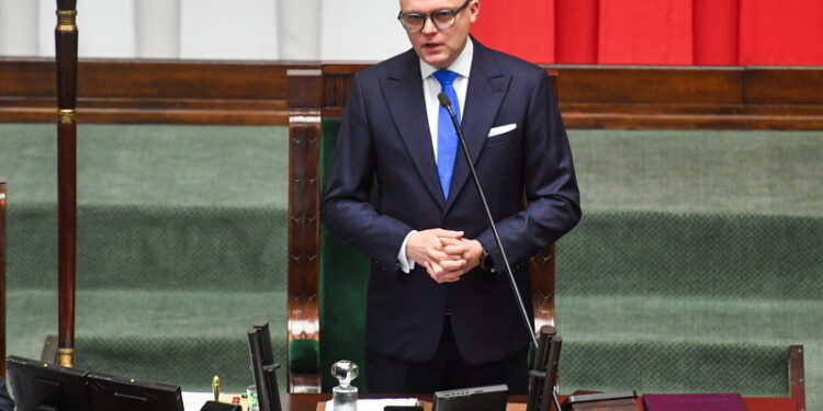 21.12.2023. Warszawa. Marszałek Sejmu Szymon Hołownia na sali obrad Sejmu. Sejm zajmuje się m.in. projektem ustawy budżetowej na rok 2024 / Fot. Piotr Nowak - PAP