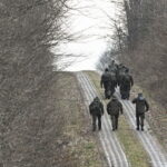 29.12.2023. Sosnowa Dębowa. Żołnierze w miejscowości Sosnowa Dębowa. Od rana służby poszukują w województwie lubelskim obiektu, który wleciał nad Polskę od strony granicy z Ukrainą / Fot. Darek Delmanowicz - PAP