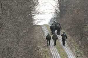 29.12.2023. Sosnowa Dębowa. Żołnierze w miejscowości Sosnowa Dębowa. Od rana służby poszukują w województwie lubelskim obiektu, który wleciał nad Polskę od strony granicy z Ukrainą / Fot. Darek Delmanowicz - PAP