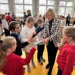 07.12.2023. Bieliny. Inauguracja akcji „Bezpieczna droga do szkoły”. Na zdjęciu (w środku): Renata Janik - wicemarszałek województwa / Fot. Daniel Czwartosz - Radio Kielce